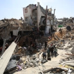 (250516) -- GAZA, 16 mayo, 2025 (Xinhua) -- Palestinos inspeccionan edificios destruidos tras un ataque aéreo israelí en el campamento de refugiados de Jabalia, en el norte de la Franja de Gaza, el 16 de mayo de 2025. La cifra de palestinos muertos por ataques israelíes en el norte de la Franja de Gaza ha superado los 100 estas últimas 12 horas, informó el viernes la Defensa Civil en este territorio. (Xinhua/Rizek Abdeljawad) (oa) (ra) (vf)