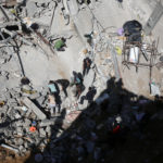 (250516) -- GAZA, 16 mayo, 2025 (Xinhua) -- Palestinos inspeccionan edificios destruidos tras un ataque aéreo israelí en el campamento de refugiados de Jabalia, en el norte de la Franja de Gaza, el 16 de mayo de 2025. La cifra de palestinos muertos por ataques israelíes en el norte de la Franja de Gaza ha superado los 100 estas últimas 12 horas, informó el viernes la Defensa Civil en este territorio. (Xinhua/Rizek Abdeljawad) (oa) (ra) (vf)