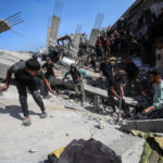 (250516) -- GAZA, 16 mayo, 2025 (Xinhua) -- Palestinos inspeccionan edificios destruidos tras un ataque aéreo israelí en el campamento de refugiados de Jabalia, en el norte de la Franja de Gaza, el 16 de mayo de 2025. La cifra de palestinos muertos por ataques israelíes en el norte de la Franja de Gaza ha superado los 100 estas últimas 12 horas, informó el viernes la Defensa Civil en este territorio. (Xinhua/Rizek Abdeljawad) (oa) (ra) (vf)