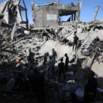 (250516) -- GAZA, 16 mayo, 2025 (Xinhua) -- Palestinos inspeccionan edificios destruidos tras un ataque aéreo israelí en el campamento de refugiados de Jabalia, en el norte de la Franja de Gaza, el 16 de mayo de 2025. La cifra de palestinos muertos por ataques israelíes en el norte de la Franja de Gaza ha superado los 100 estas últimas 12 horas, informó el viernes la Defensa Civil en este territorio. (Xinhua/Rizek Abdeljawad) (oa) (ra) (vf)
