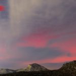 Mostrando los vibrantes colores del fenómeno atmosférico sobre el paisaje característico de la zona.