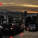 En distintos puntos de la ciudad ya es visible que algunas personas han tomado precauciones ante el clima.