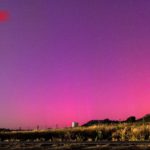 Fue causado por el impacto en la Tierra de una tormenta geomagnética.