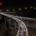 En el lugar se observó la acumulación de vehículos en la salida de la vialidad.