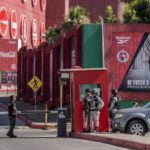 A través de un comunicado dirigido a clientes, proveedores y visitantes, se informó que podrán observarse vehículos oficiales y personal de seguridad en las inmediaciones del estadio y del casino como parte de los operativos de vigilancia y control de tránsito implementados para la protección de los futbolistas y el cuerpo técnico.