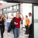 Julieta Ramírez fue recibida con pancartas y música por simpatizantes durante la noche del miércoles a su llegada al Aeropuerto de Mexicali.