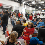 Los asistentes portaban banderas mexicanas y del partido, además de cartulinas y pancartas con mensajes de apoyo a Ramírez Padilla, con frases como «Es Julieta» y «Julieta Soberanía Nacional».