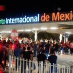 La presencia de los asistentes dificultó por momentos el flujo de pasajeros y el tránsito de vehículos en los accesos y alrededores del aeropuerto, mientras la banda interpretaba música durante la recepción.