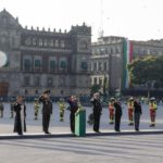 Posteriormente el personal de las Fuerzas Armadas rindió honores a la presidenta Sheinbaum y para honrar a las víctimas de los sismos ocurridos hace 41 y 9 años, la Banda de Guerra ejecutó el Toque de Silencio.