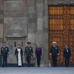 En punto de las 7:15 horas la titular del Ejecutivo Federal salió de la puerta principal de Palacio Nacional acompañada por la jefa de gobierno, Clara Brugada Molina, la secretaria de Gobernación, Rosa Icela Rodríguez Velázquez, los titulares de las secretarías de la Defensa Nacional, Ricardo Trevilla Trejo, de Marina, Raymundo Pérez Morales Ángeles y de la Guardia Nacional, Guillermo Briseño Lovera.