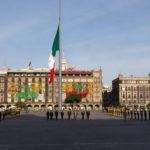 La ceremonia inició con la interpretación del Canto a la Bandera a cargo de la Banda de Música y Coro de la Sedena.