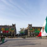 La presidenta de México, Claudia Sheinbaum Pardo encabezó en la Plaza de la Constitución la ceremonia de izamiento de bandera a media asta en memoria de las víctimas de los sismos de 1985 y 2017.