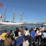 Una gran afluencia de familias y personas que se dieron cita desde temprana hora permanece en el puerto para observar el arribo de la emblemática embarcación mexicana y ser testigos de su llegada a San Diego.